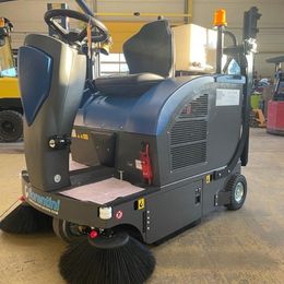 Entdeckt unsere elektrische Kehrmaschine FIORENTINI S28B mit Wassersystem!